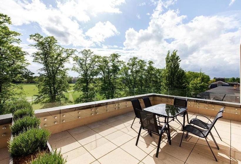 호텔 Pinnacle Apartments Central