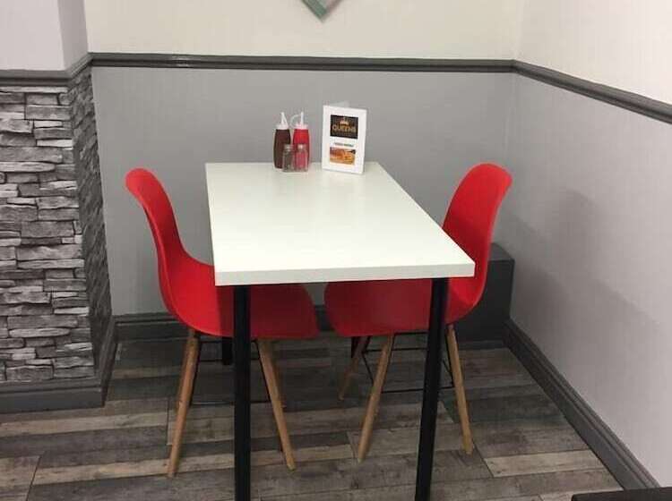 בית מלון כפרי Queens Guesthouse Manchester