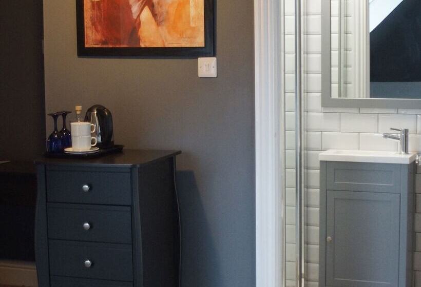 Отель Skyline Guesthouse