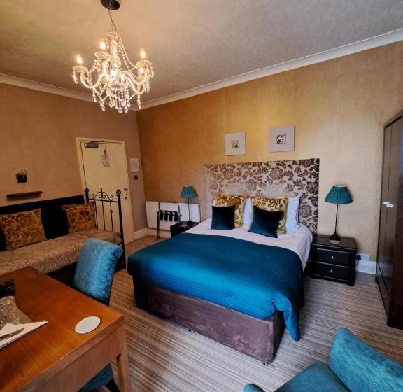 Отель The Ambassador Townhouse