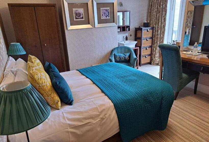 Отель The Ambassador Townhouse