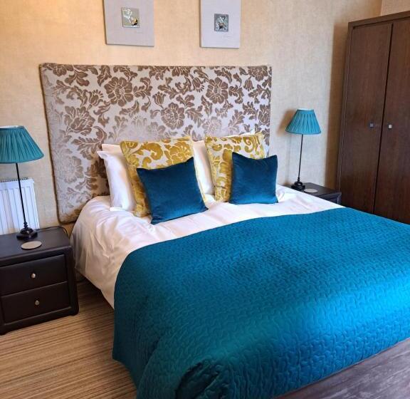 Отель The Ambassador Townhouse