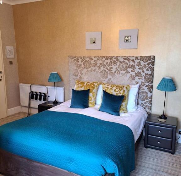 Отель The Ambassador Townhouse