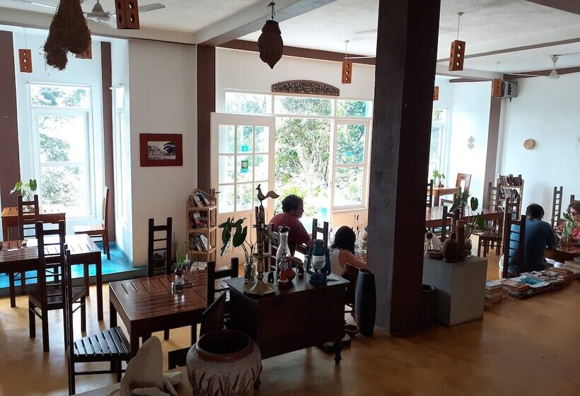 Отель The Change