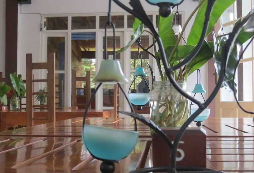 Отель The Change