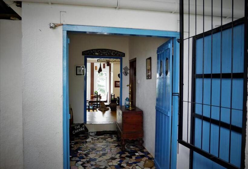 Отель The Change