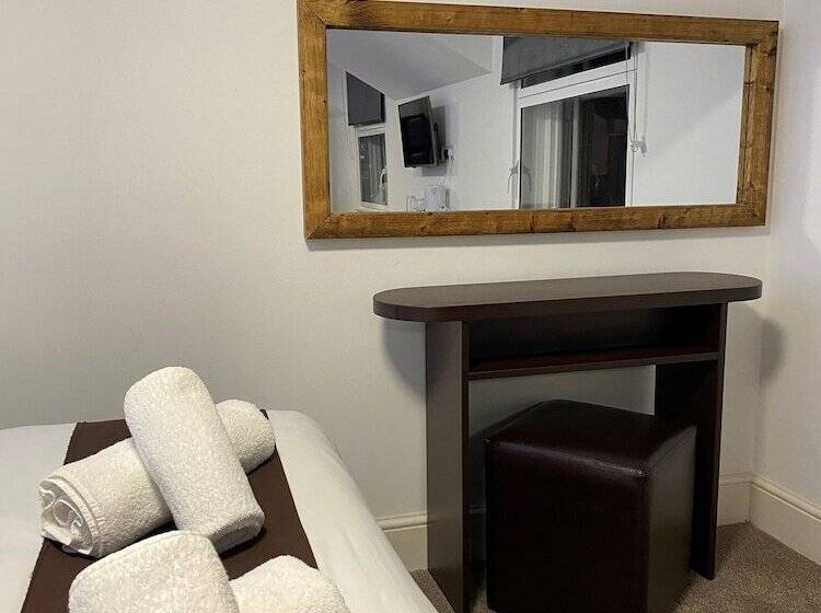 فندق The Charles