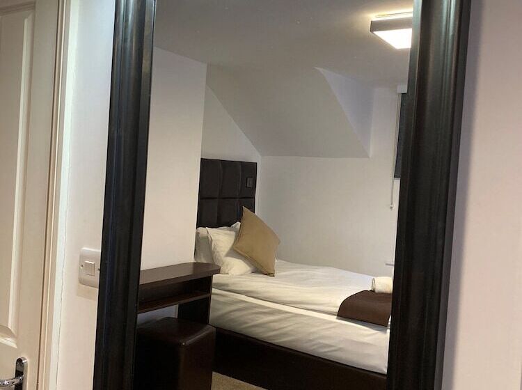 فندق The Charles