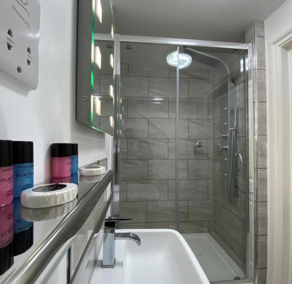 فندق The Charles