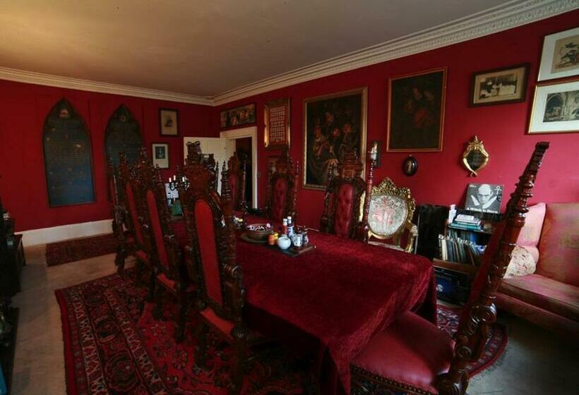 Отель The Covenstead