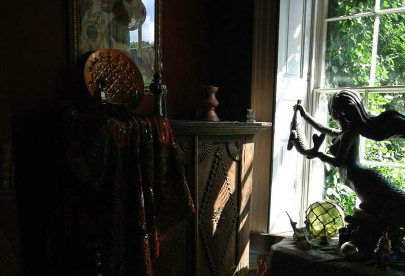 Отель The Covenstead