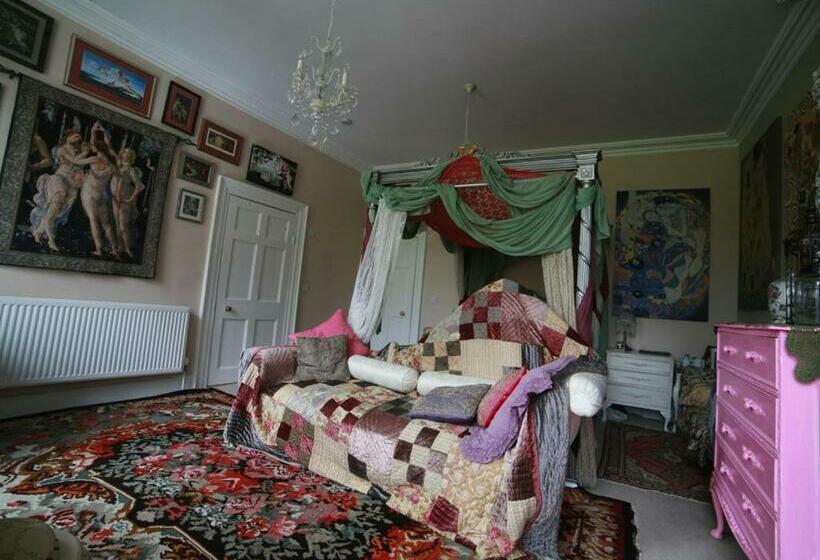 Отель The Covenstead