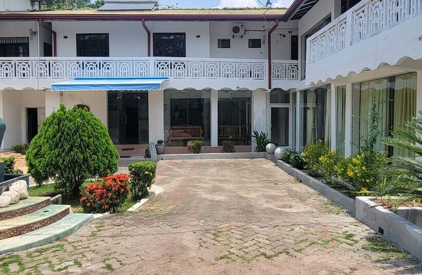 هتل The Empyrean Airport Transit