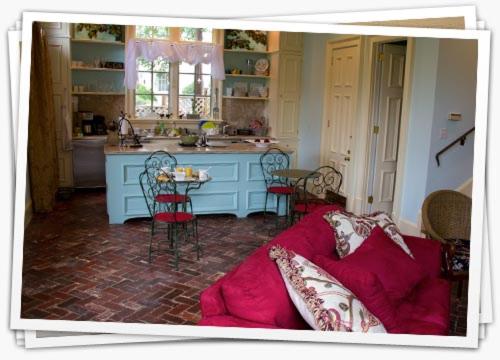 Отель 400 West High Inn