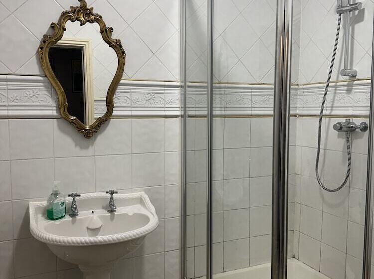 هتل The Old Poets Corner