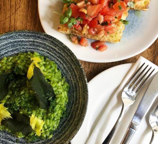 ホテル The Plume Of Feathers