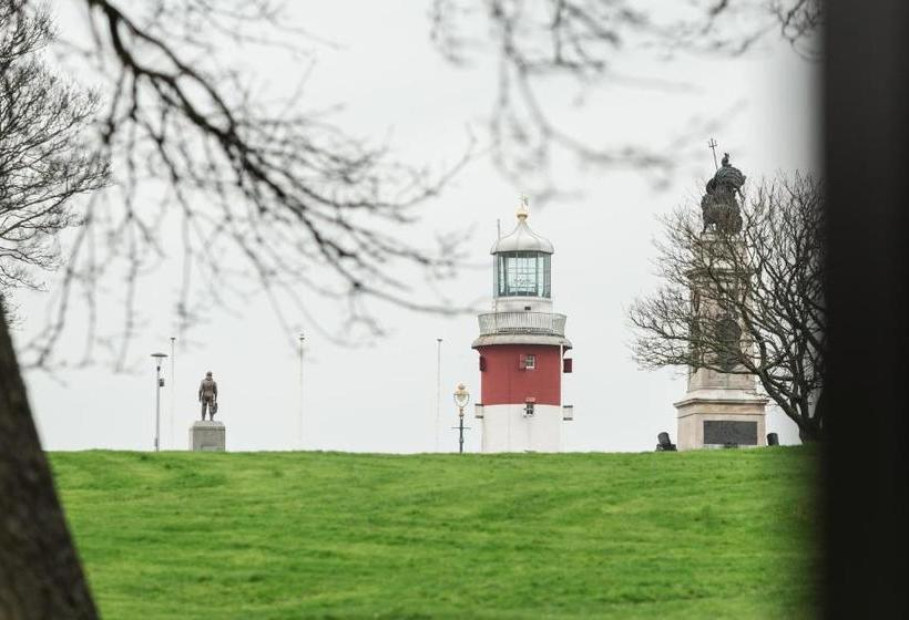 בית מלון כפרי The Pub On The Hoe