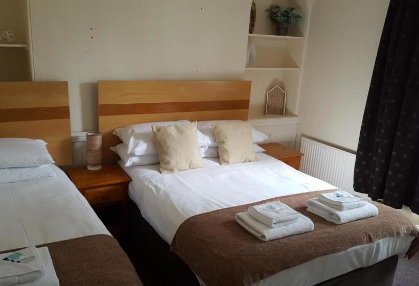 בית מלון כפרי The Pub On The Hoe