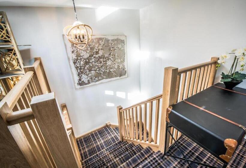 בית מלון כפרי The Royal Standard