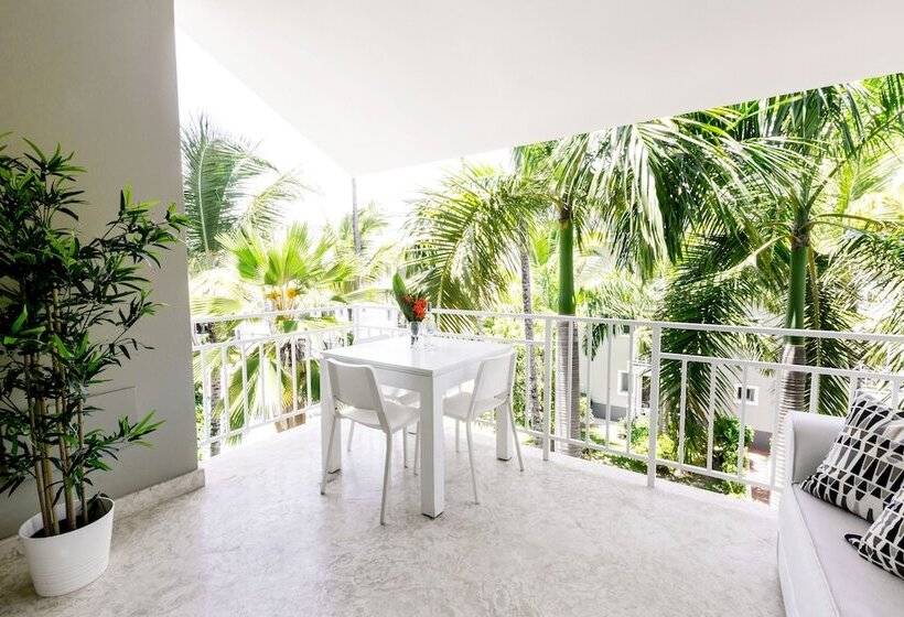 ホテル Tropicana Suites Deluxe Beach Club & Pool