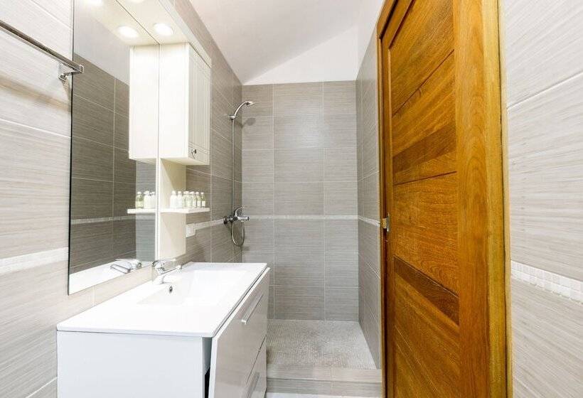 酒店 Tropicana Suites Deluxe Beach Club & Pool