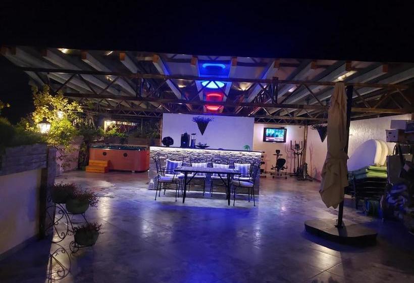 هتل V Gostyah U Julii Guest House