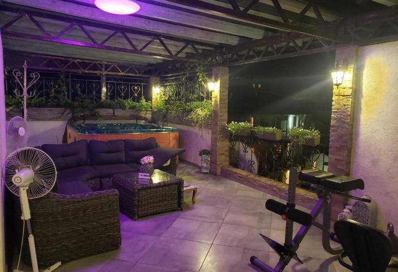 هتل V Gostyah U Julii Guest House