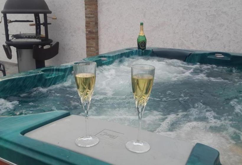 هتل V Gostyah U Julii Guest House