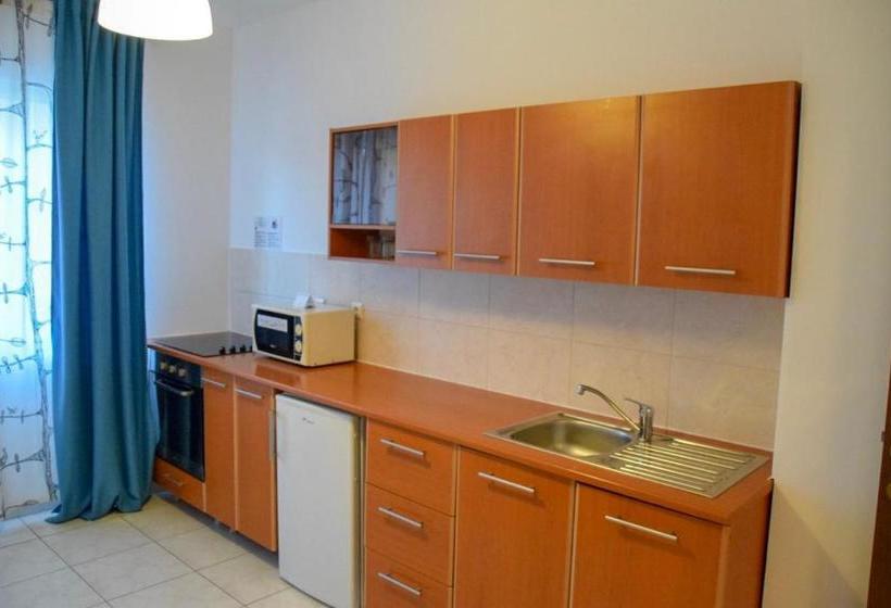 هتل West Gate Studios