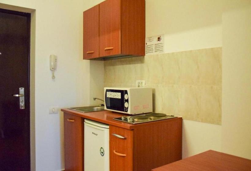 هتل West Gate Studios