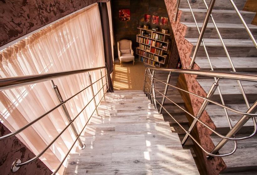 هتل Zhemchug Village