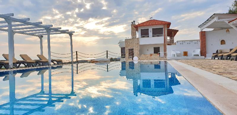 Bungalow White Apartments And Suites