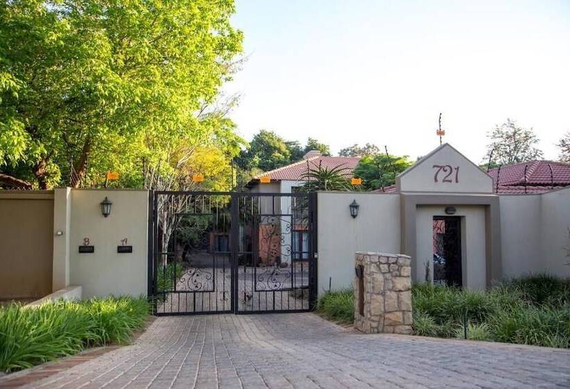 Отель 37 On Charles