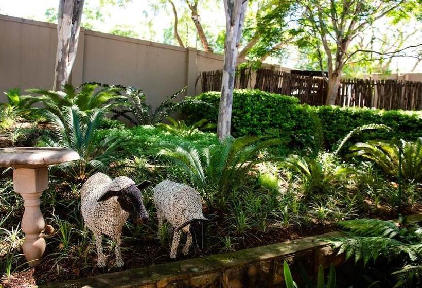 Отель 37 On Charles