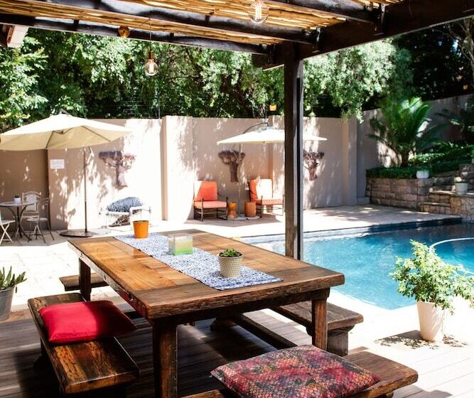 Отель 37 On Charles