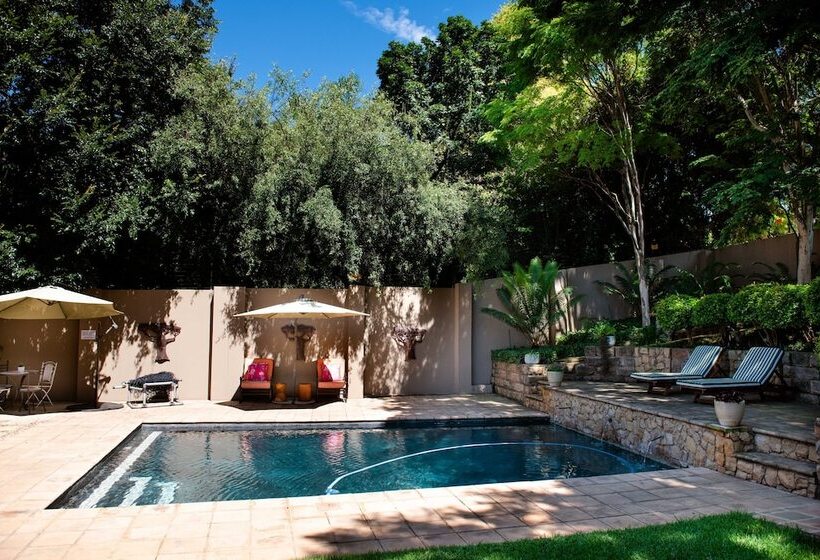 Отель 37 On Charles