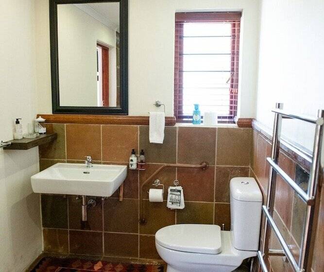 Отель 37 On Charles