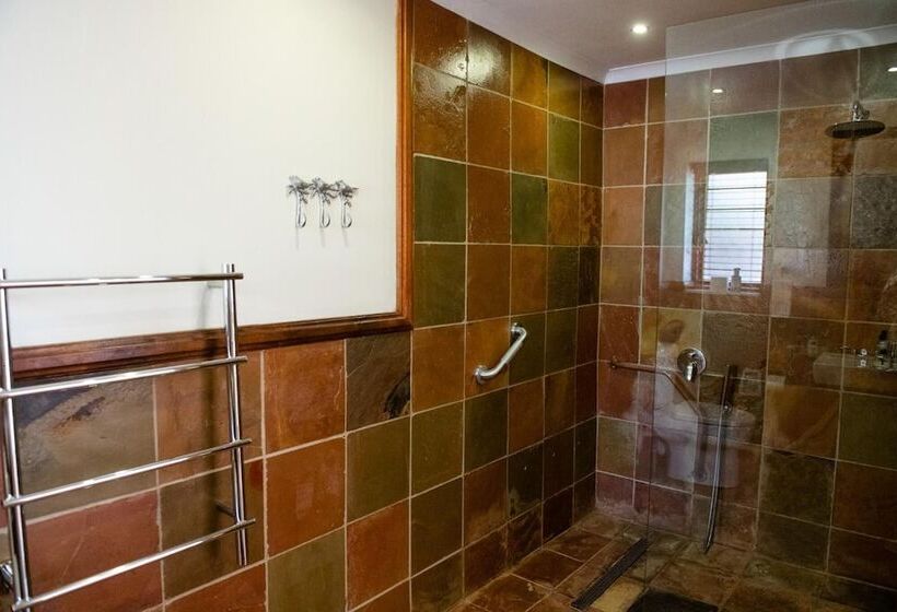 Отель 37 On Charles