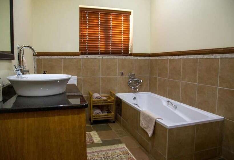 Отель 37 On Charles