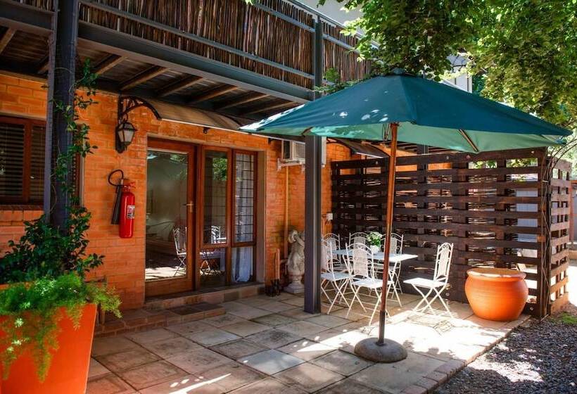 Отель 37 On Charles