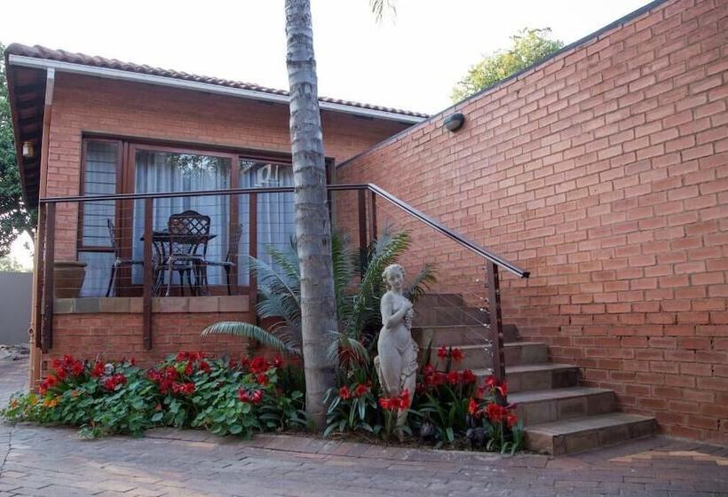 Отель 37 On Charles