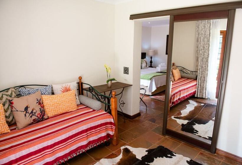 Отель 37 On Charles