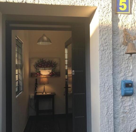 فندق A Little Guesthouse