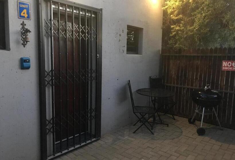 فندق A Little Guesthouse