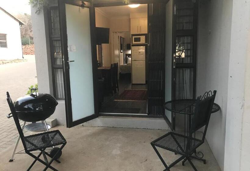 فندق A Little Guesthouse