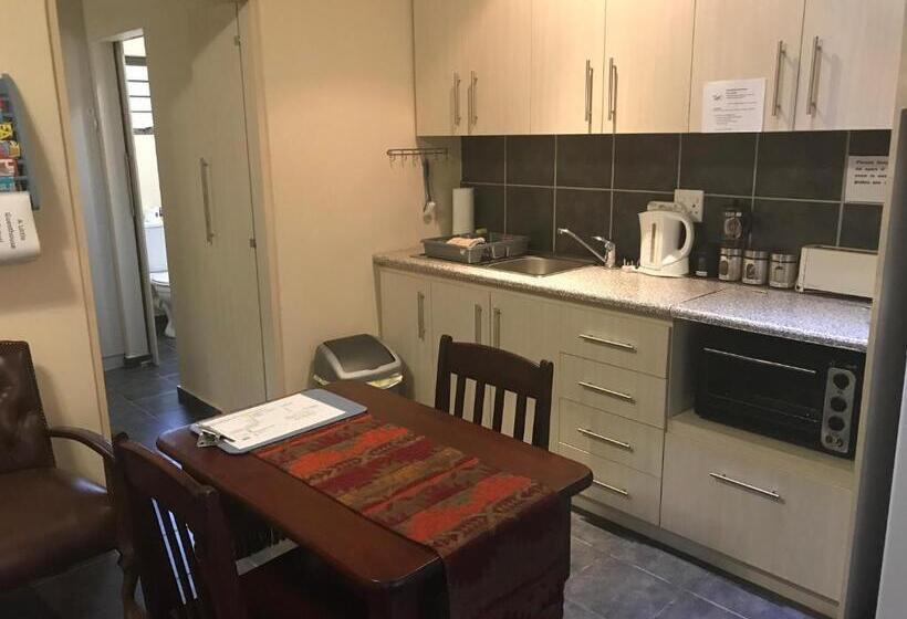 فندق A Little Guesthouse