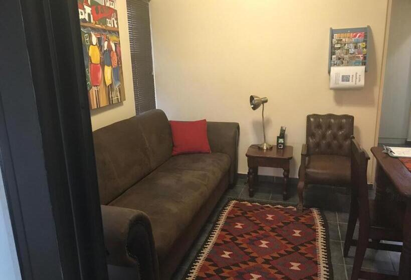 فندق A Little Guesthouse