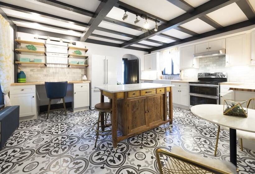 فندق Addison Choate