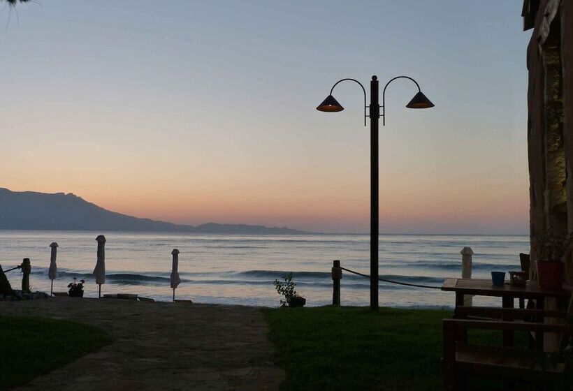 בית מלון כפרי Azure Beach