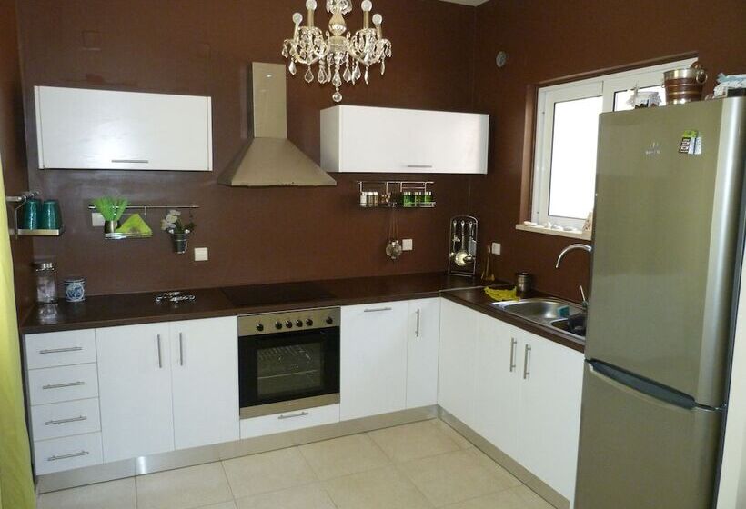 בית מלון כפרי Azure Beach